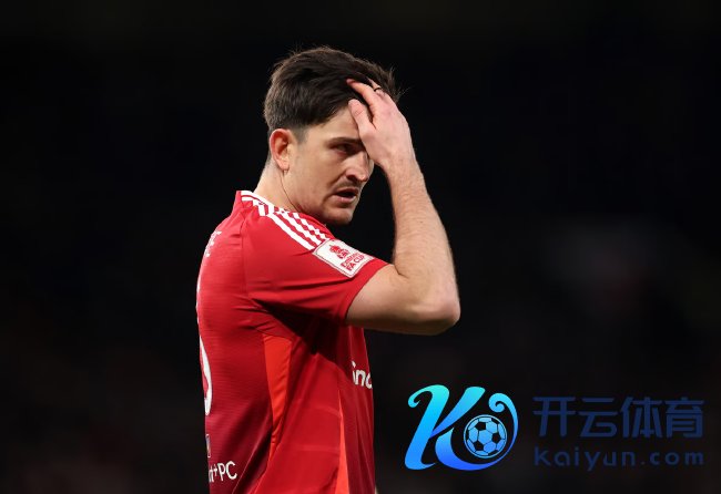 马奎尔在对阵富勒姆的比赛中伤退